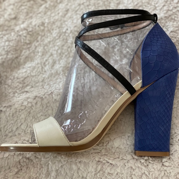 Guess Sileno Royal Blue/White heels - Picture 10 of 10